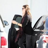 Jennifer Garner stops at Starbucks on her way to a hospital | Picture 93743